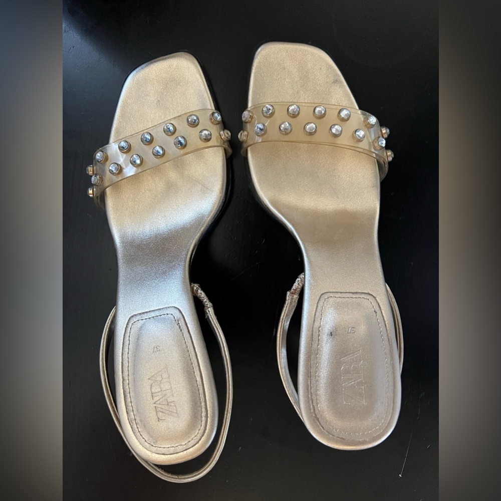 Gold Zara shoe very comfortable and sleek. Fits a size 7 and 7.5